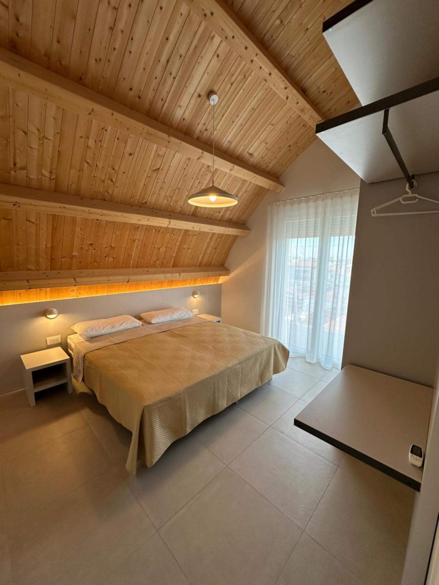 קאורלה Woody Green Penthouse Sea View - Agenzia Cocal מראה חיצוני תמונה